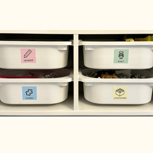 Etiketter i flera färger på lådor i barnrum